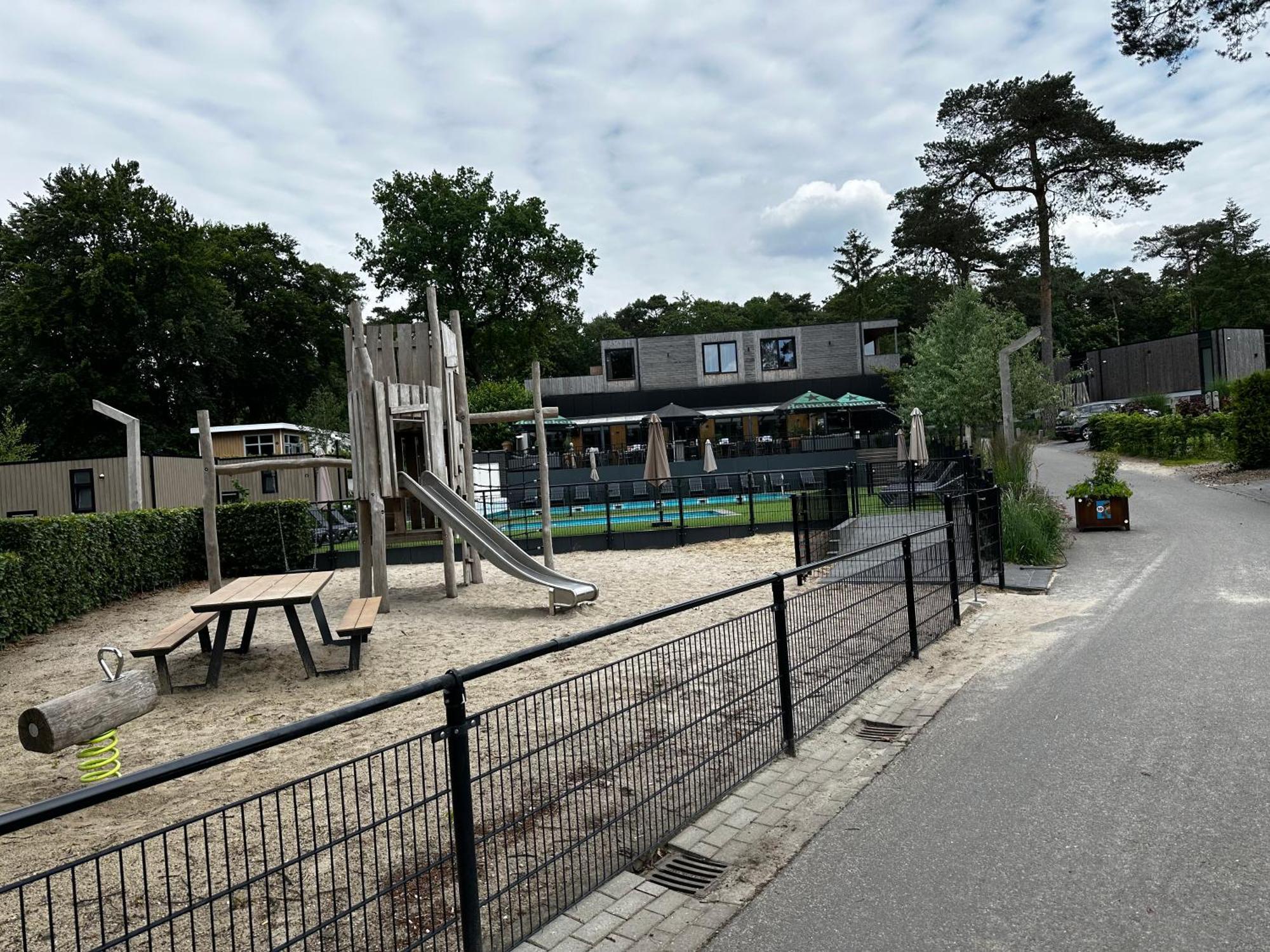 Dubbele Chalet Op Recreatiepark Topparken Op De Veluwe In Beekbergen Met Grote Vrije Tuin En Eigen Parkeerplaats Esterno foto