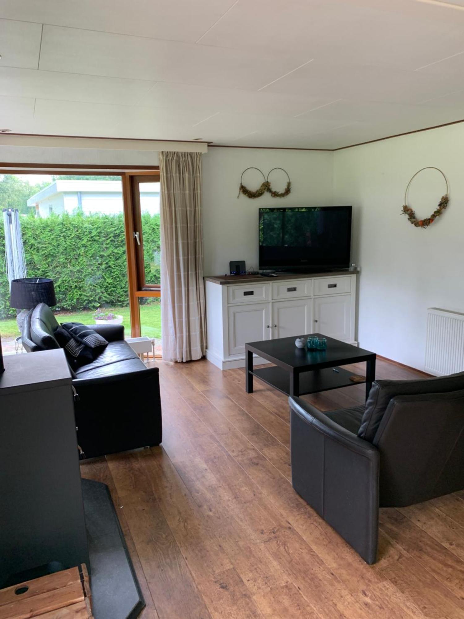 Dubbele Chalet Op Recreatiepark Topparken Op De Veluwe In Beekbergen Met Grote Vrije Tuin En Eigen Parkeerplaats Camera foto