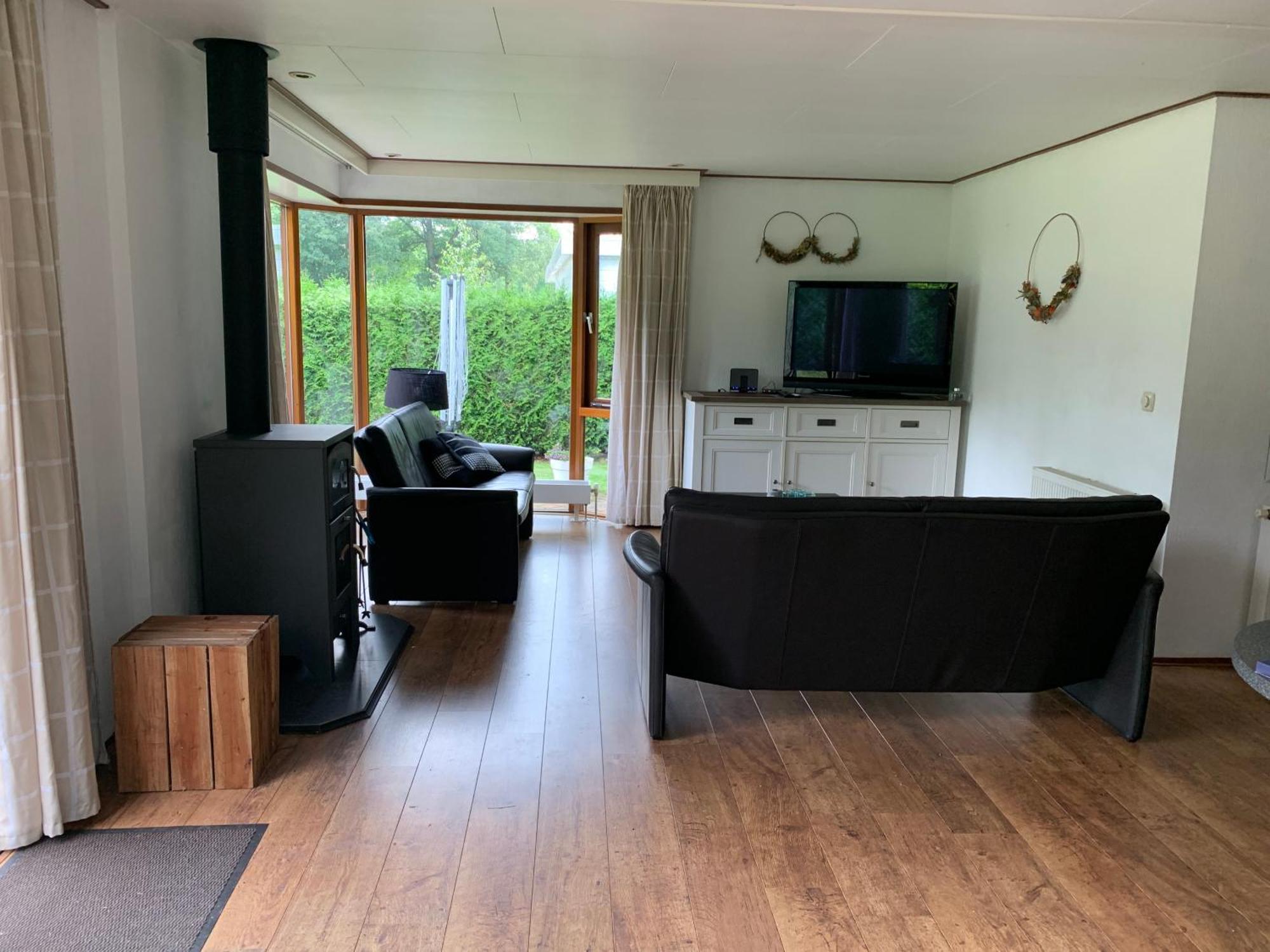 Dubbele Chalet Op Recreatiepark Topparken Op De Veluwe In Beekbergen Met Grote Vrije Tuin En Eigen Parkeerplaats Camera foto