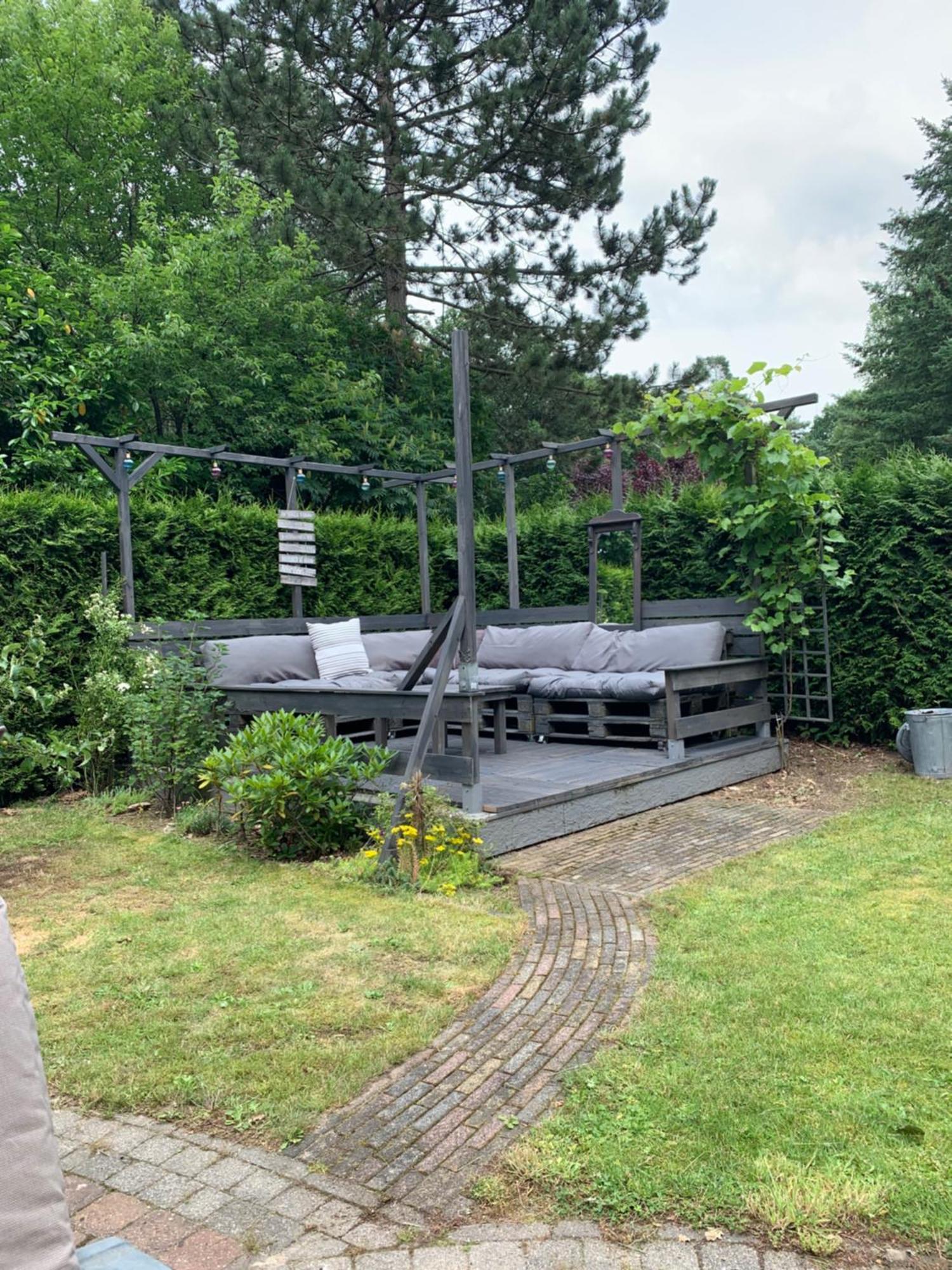 Dubbele Chalet Op Recreatiepark Topparken Op De Veluwe In Beekbergen Met Grote Vrije Tuin En Eigen Parkeerplaats Camera foto