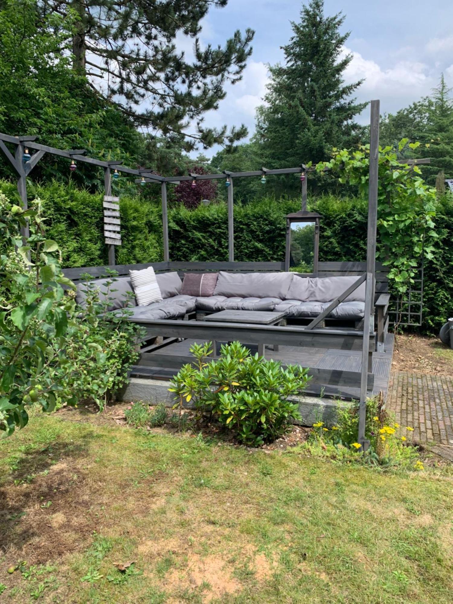 Dubbele Chalet Op Recreatiepark Topparken Op De Veluwe In Beekbergen Met Grote Vrije Tuin En Eigen Parkeerplaats Camera foto